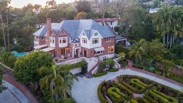 CorinnePulitzer's tweet image. #Celebs selling #LuxuryRealEstate incl’d #MichaelFeinstein who has listed his 6 BR, 15,391sf  1920s mansion  #HollywoodHills for $18.895M  mansionglobal.com/articles/singe…