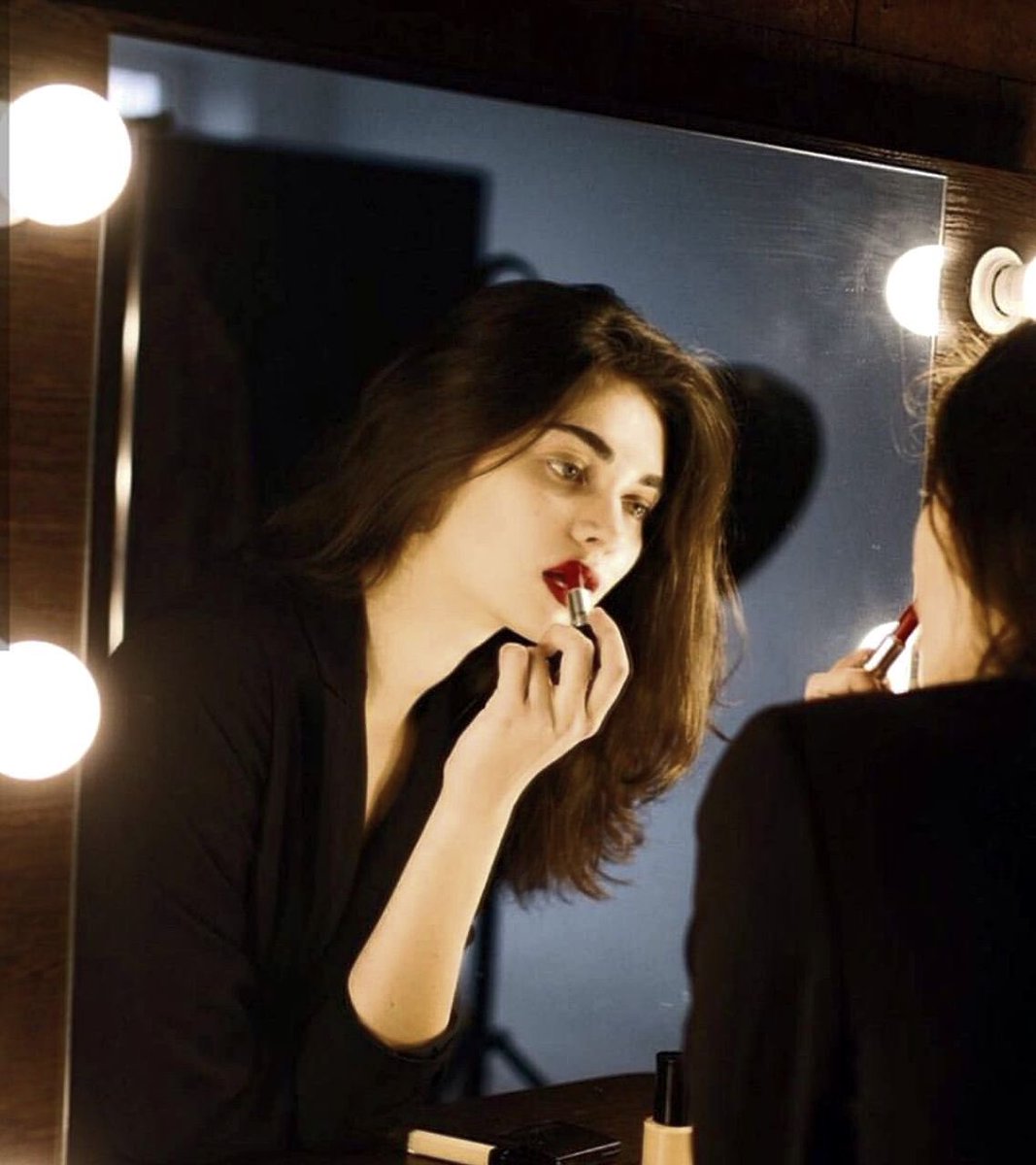 - عينيّكِ جميِلة كـ جمال منظر النجُوم ليلا ً🖤🎵