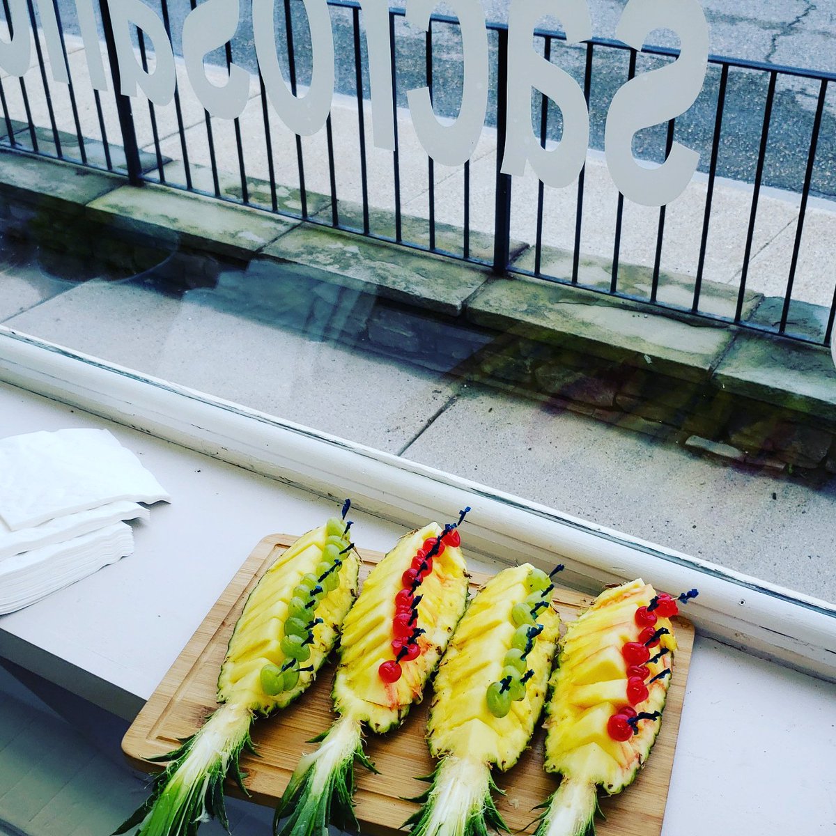 shaunaleelange's tweet image. #fridaynight #draw #opendraw #opensketch #drawing #illustrating #rendering #artjournaling #ctartist #newenglandartist #figuredrawing #humanform #markmaking #snacks #pineapple #tropicalparty #sacrosanct