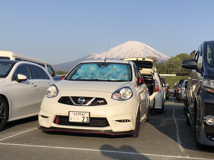 マーチは車中泊に不向きな理由5つ フルフラット化は不可能 人数は1人まで カーブロ