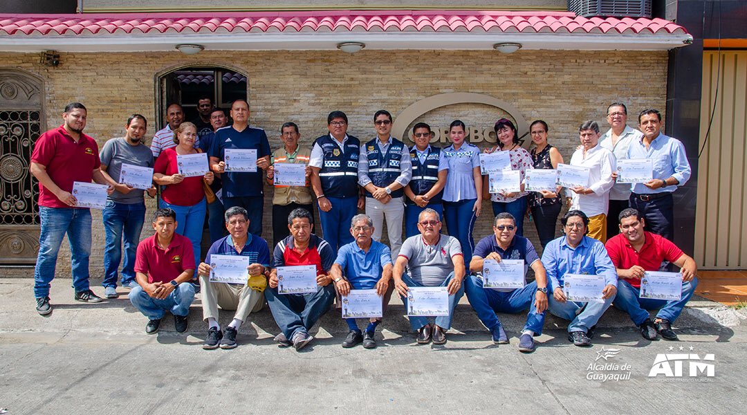 ATMGuayaquil's tweet photo. La #ATM realizó la segunda fase de capacitación a conductores profesionales de expresos escolares e institucionales. Los profesionales del volante recibieron clases de atención al cliente y actualización legal para el regreso a clases.
#ATMEduca #EducaciónVial https://t.co/SCsAYe1Q2g