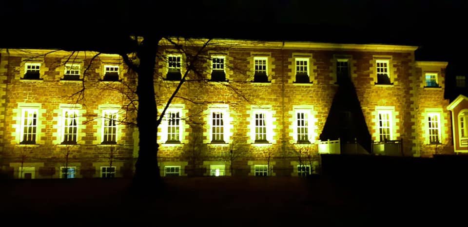 judy_foote's tweet photo. GH is glowing yellow in recognition of @BladderCancerCA Awareness Month to help raise awareness of, encourage support for, and promote further research about bladder cancer. Approx 80k Cdns & their care givers are supported by @BladderCancerCA #YellowHelps #BladderCancerAware https://t.co/kR1nEZon7P