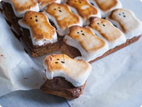 GHOST S'mores via Bake at 350. 
#NationalParanormalDay 
#GhastlyGastronomy