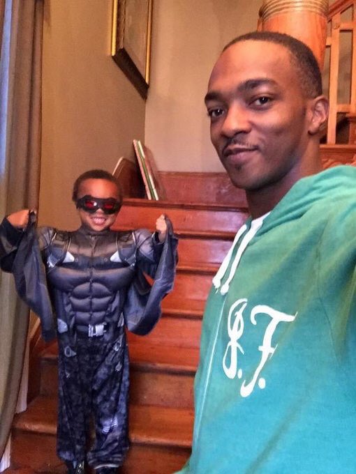 aqui tá anthony mackie dizendo que significa muito pra ele que os filhos dele vejam o capitão américa sendo um cara negro, e que ele pode ser esse cara pra eles. que depois de gravar a cena ele chorou. realmente n podia ter outra escolha