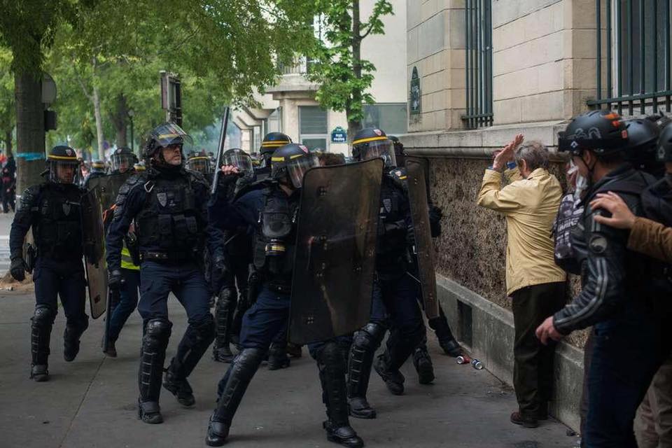 Protests in France - barricades rised in Paris - Page 26 D5rWIjvW0AADOu9