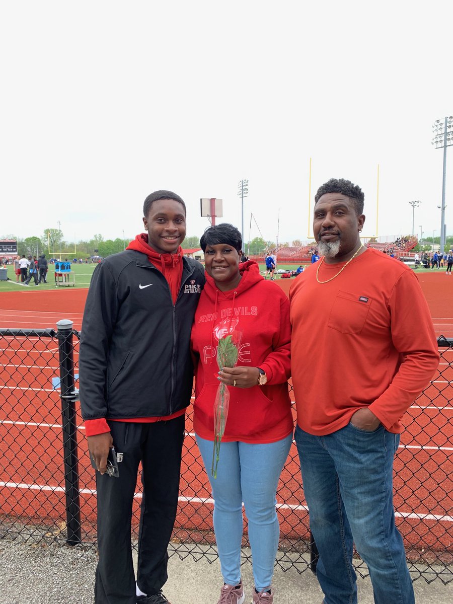 cmilt15's tweet photo. Senior Night ⁦@PikeTrackField⁩ Congratulations Lawrence Mitchell ⁦@LizMitc19913333⁩             So proud of you Nephew! ❤️😍😊🙌🏾🥰 🏃🏿 https://t.co/4yAQnjfEAP