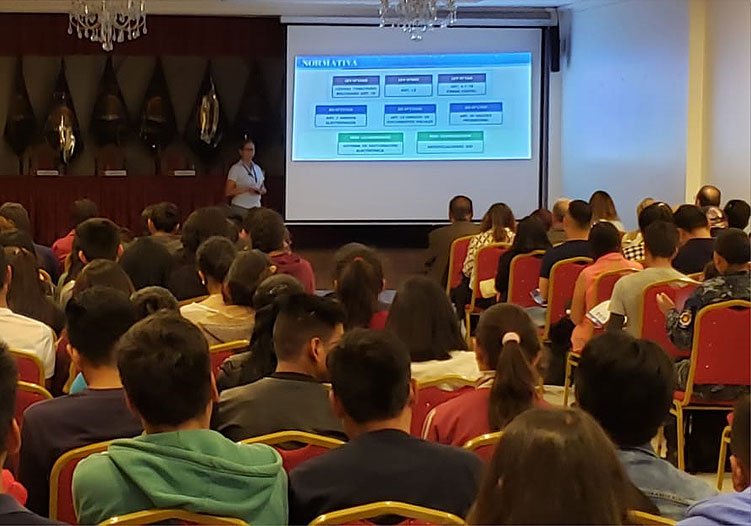 sinbolivia's tweet photo. #NotaTributaria | El SIN capacita a mΓ‘s de 300 personas de la UNITEPC sobre el SFE, en Cochabamba: https://t.co/PIu730ZGVU
Juntos construimos
#LaBoliviaDeTodos https://t.co/9HRJhBF1uT