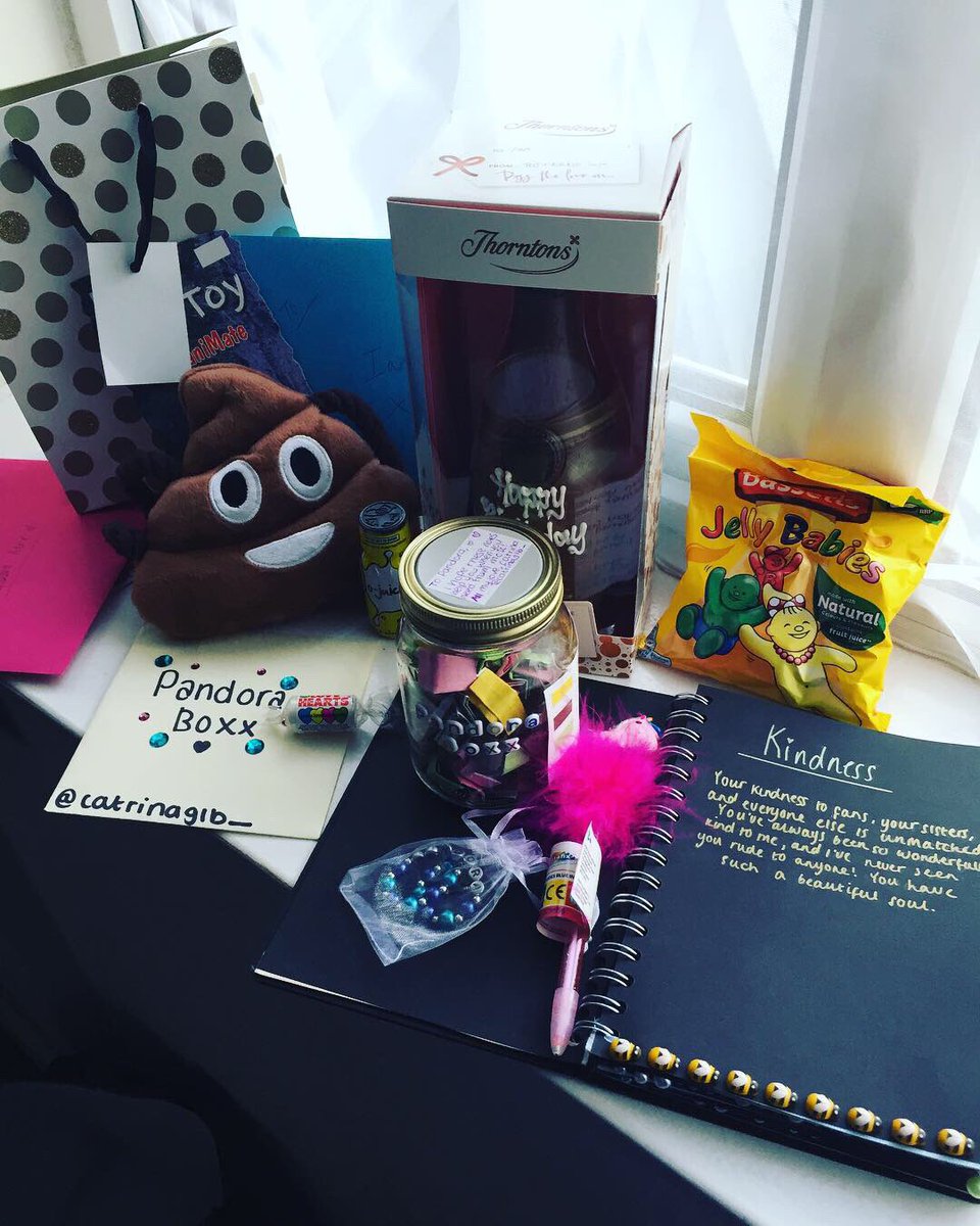 ThePandoraBoxx's tweet photo. Thank you all who brought me gifts and cards on my #outoftheboxx UK Tour π¬π§β€οΈ That was so very sweet. Thank a few of you for creating such lovely and touching things for me!! Meeting all of you darling people was one the best parts of my tour. You are all lovelyβ€οΈπ¬π§β€οΈπ¬π§β€οΈπ¬π§ https://t.co/L386fx30MY