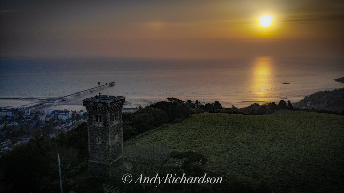 RamseyTownIOM's tweet photo. We love this image captured by Andy Richardson who is one of our gardening staff  #alberttower #queenspier https://t.co/oajL1Ey7h9