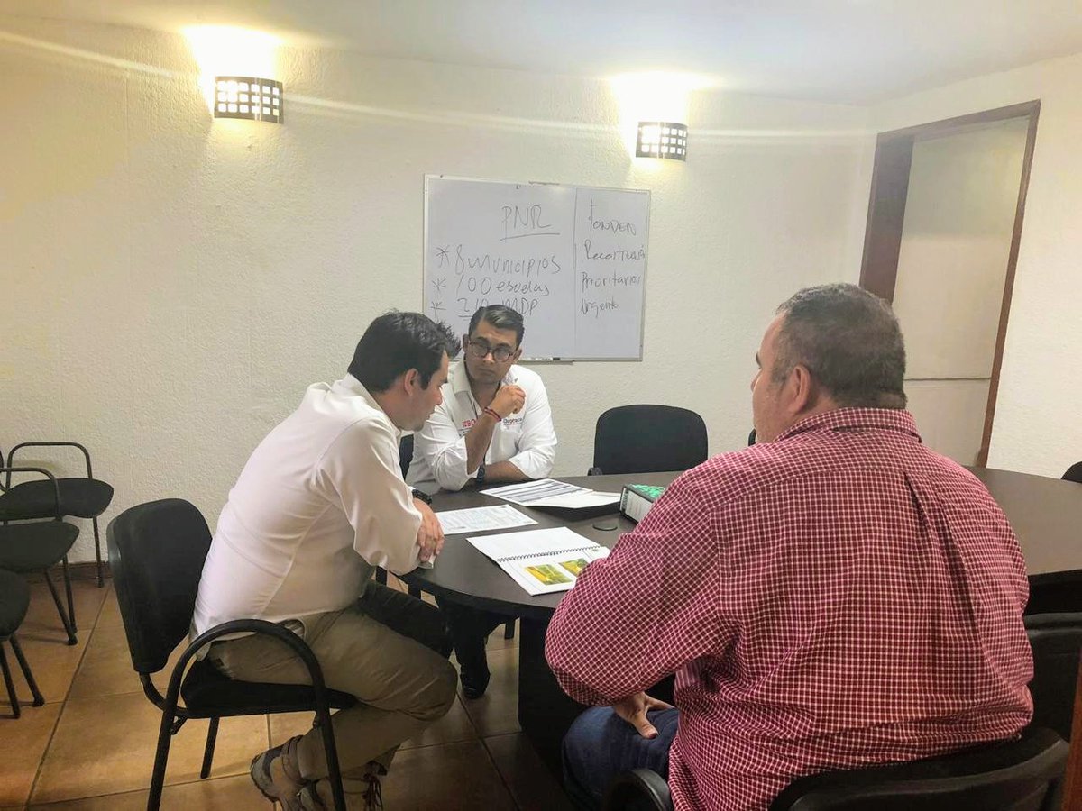 joseangelmatter's tweet photo. Me reuní con @adolfomf titular de @IOCIFED_GobOax y @A_ArocheTarasco Dir. del @IEBO_GobOax, con motivo de gestionar mejoras para los #IEBOS 235 y 222 de nuestro municipio

Agradezco la buena disposición de estos funcionarios para trabajar en beneficio la educación de #SMP. https://t.co/u4AKOCD5JE