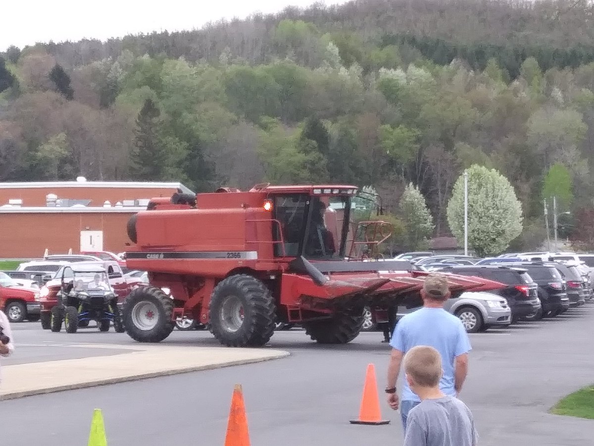 mholt5595's tweet photo. Brockway prom + Ag students = Big combine that only an Ag teacher can drive https://t.co/2VUEa8mv2a