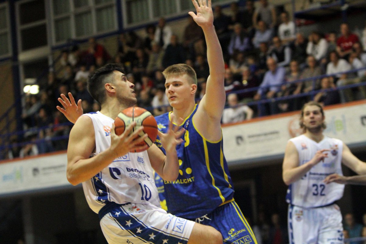 LatinaBasket's tweet photo. La galleria fotografica di Gara 3 degli ottavi di finale #playoff tra #LatinaBasket e @PoderosaBasket con le foto a cura di Sonia Simoneschi. Guarda: https://t.co/odDJ5uN16J
#OneBasketFamily #LaNostraPassione #LnpSocial https://t.co/1IXbmiyqRo