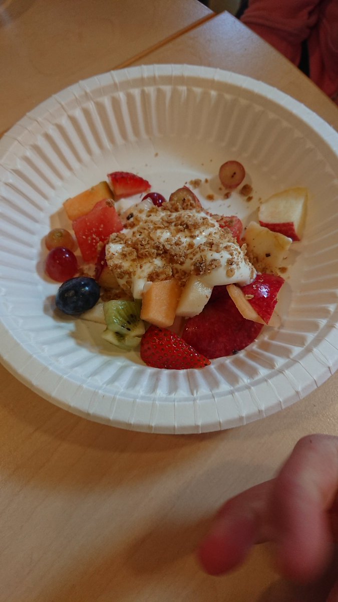 AksLys's tweet photo. Fruktsalat med kesam og havrecrumble på 2. Trinn. Spesielt crumble falt i smak https://t.co/AEB5zGvg0X