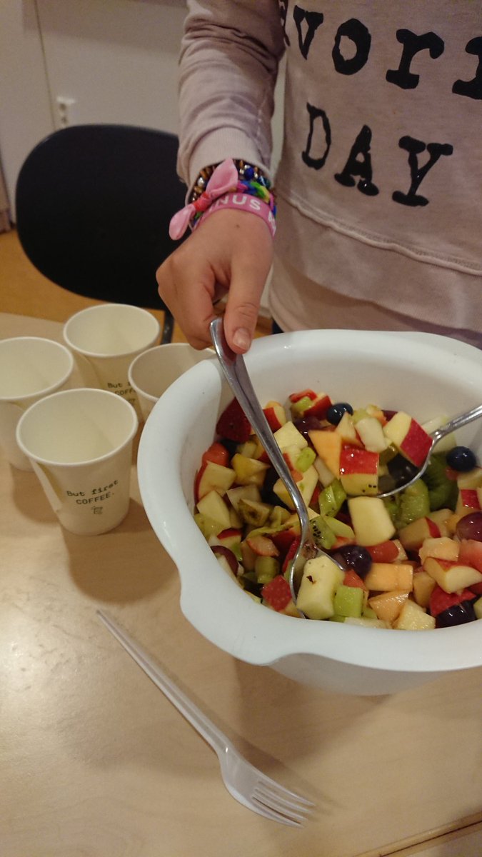 Fruktsalat med kesam og havrecrumble på 2. Trinn. Spesielt crumble falt i smak