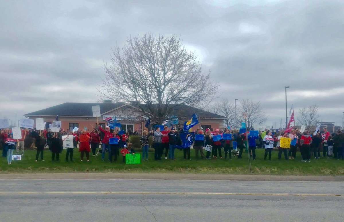 Another Friday, another great turnout to protest Ford’s cuts to education, another no-show by an elected conservative MPP @RandyPettapiece #onpoli #NoCutsToEducation #etfo #osstf #cutshurtkids #buildingbetterschools #ametfo #Stratford #amdsb
