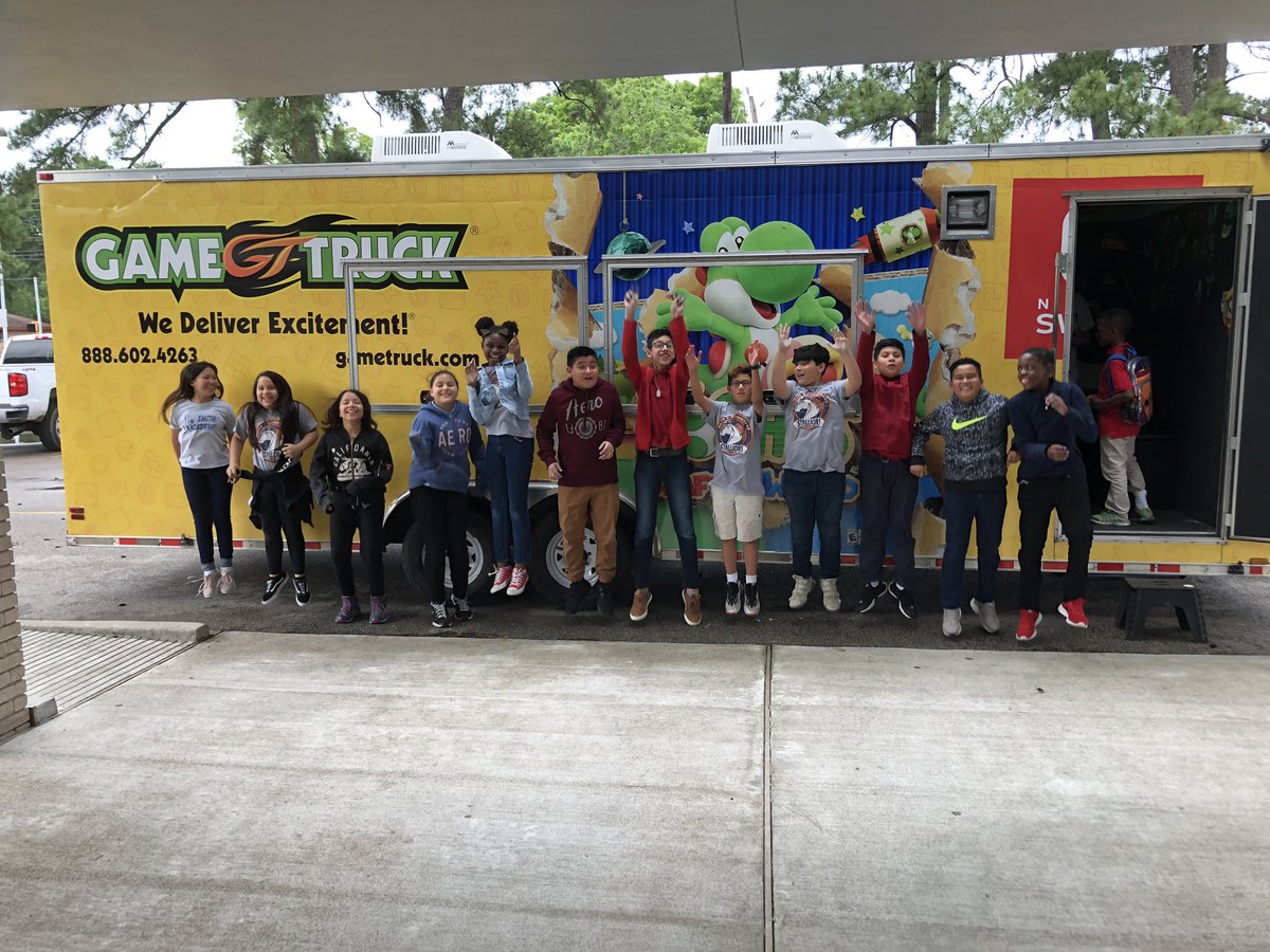 KariDierks's tweet image. Look what showed up for Midnight 🕛 School @smithacad #5thgrademagic #celebratingsuccess