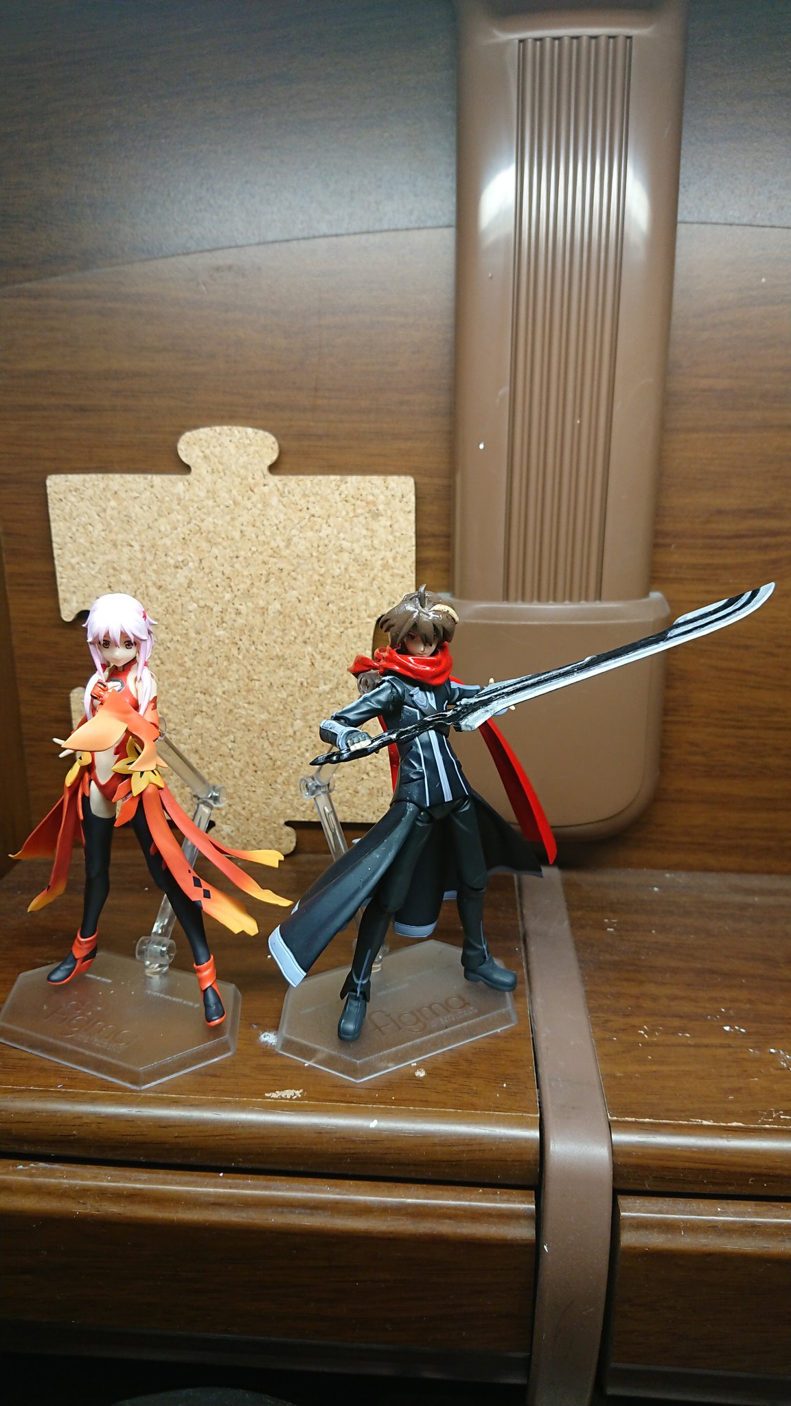 作業場勉強机 僕は 王になる 集 とって ギルティクラウンより主人公の桜満集です Figmaいのりがあまりにもかわいそうに思えたので思わず作ってしまいました 頭部はガシャポンのものを少し加工しています Figma改造 ギルティクラウン