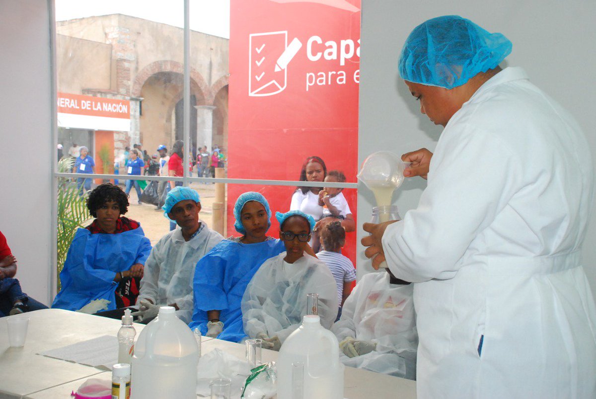 OnapiRD's tweet photo. Esta tarde continuamos motivando la inducción a la ciencia en el #StandONAPI de la #FILSD2019; visitantes realizaron experimentos de #Genética: "Extracción del ADN del Guineo"🍌
También aprendieron como obtenemos nuestra información genética🧬 de nuestros progenitores...
1/2 https://t.co/FZycuCm3fk