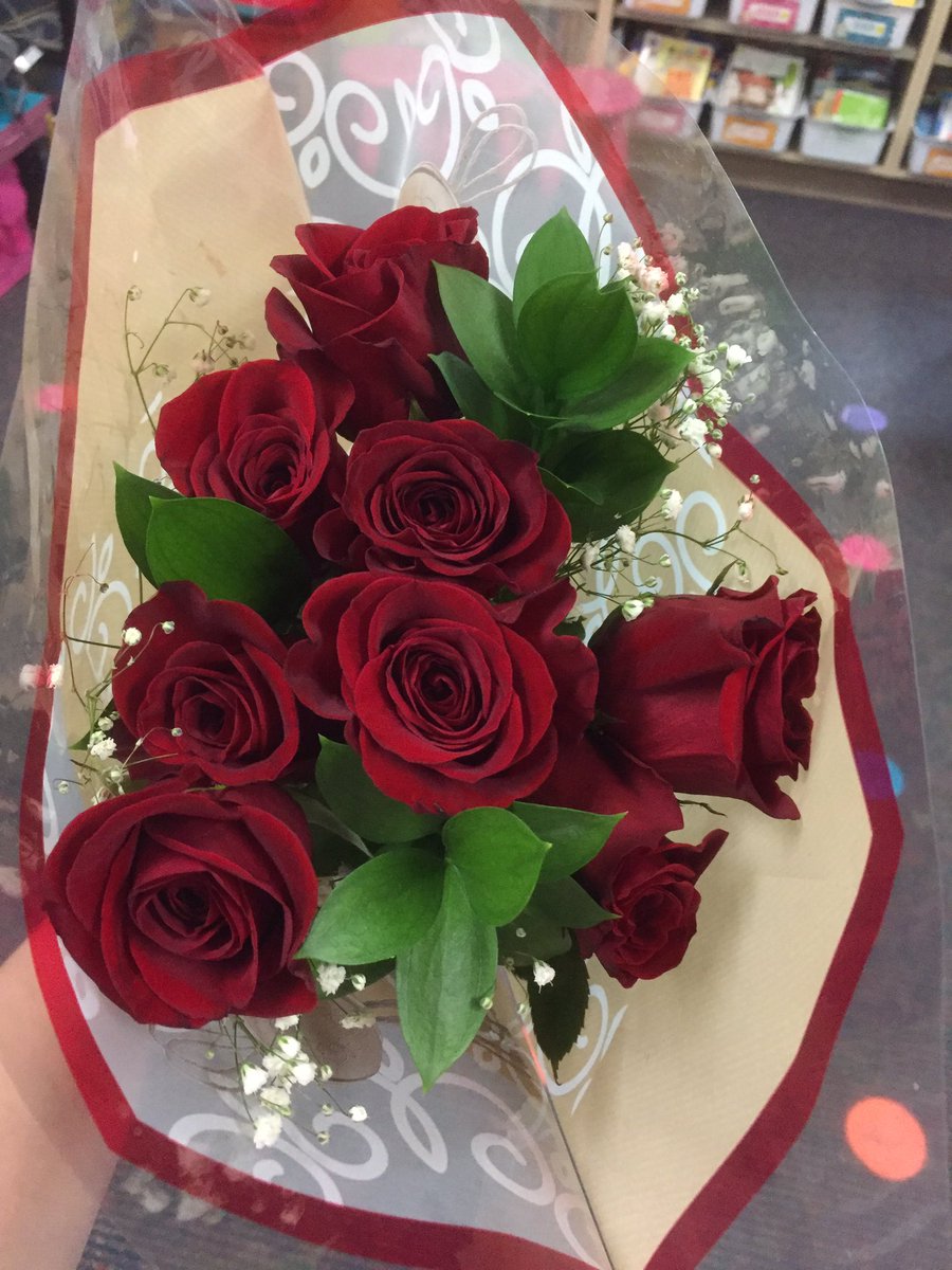 KReedECE's tweet photo. After my Ss found out that my anniversary was this week, a S did this. 

“Mrs. Reed, I got you these pretty flowers &amp; a card to make your anniversary extra special!” 

This boy is 7 yrs old. He has the biggest heart of anyone I know.🌹 His kindness shines through. #MyWhy https://t.co/VYmruwiAXt
