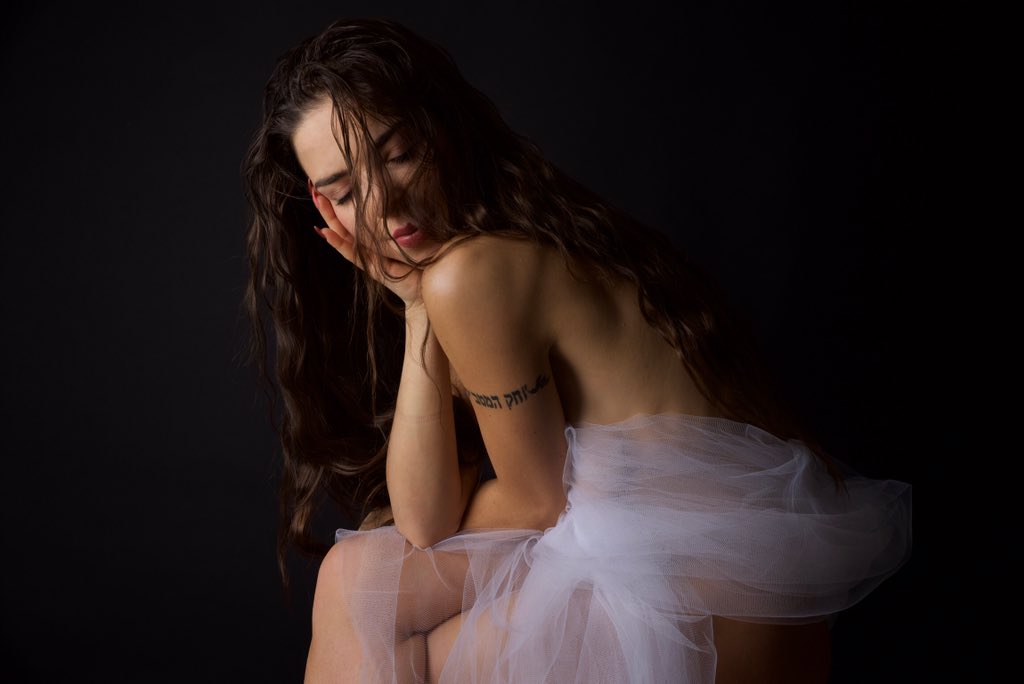 DeniseCicchitti's tweet photo. Ti direi che sono qua per caso
Ma tanto lo sappiamo tutti e due
Io che aspettavo e non me l’aspettavo
Stammi vicino e tienimi lontano 🖤 #stanzasingola #farfintadiniente #unexpected #crazy #alternativeway #three #again #welcometothejungle
@stexmancinelli #mancinelliph #colors https://t.co/eg5T5CN99F