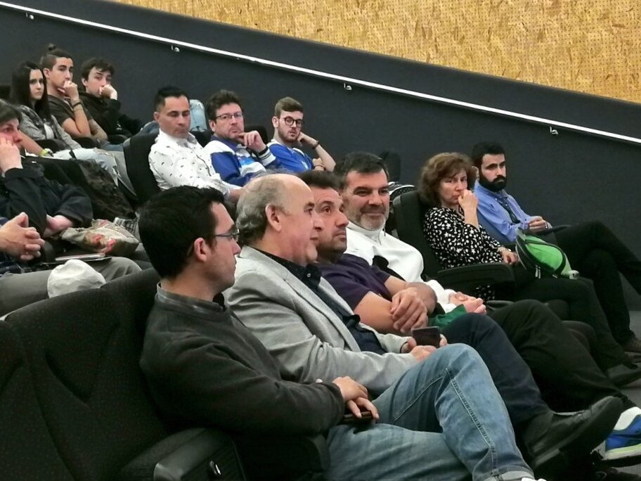 joseluismateos's tweet photo. Seguimos conociendo la realidad de los clubes deportivos de #Salamanca. Gracias a directivos, jugadores, técnicos, madres y padres por organizar el encuentro y defender los derechos de los equipos humildes. Trabajaremos para mejorar instalaciones y por el deporte base salmantino. https://t.co/Xd6K7Qhk0v