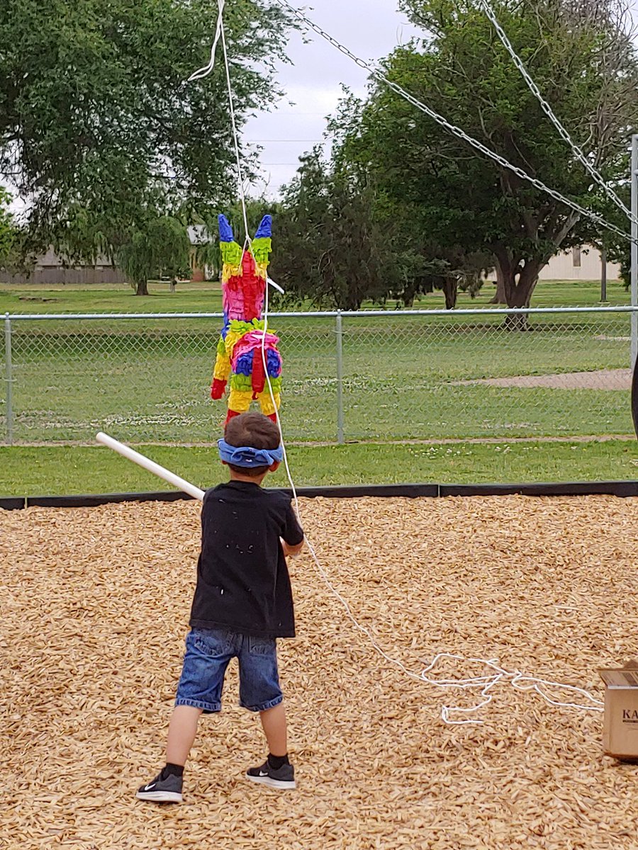 BowieBraves's tweet photo. #CincoDeMayo traditions @LubbockISD @ofemen616 @KatyFaulkner89. Our Pre K students trying to "bust" the piñata. #fun #learningisfun #memories https://t.co/tqgoqluJo4