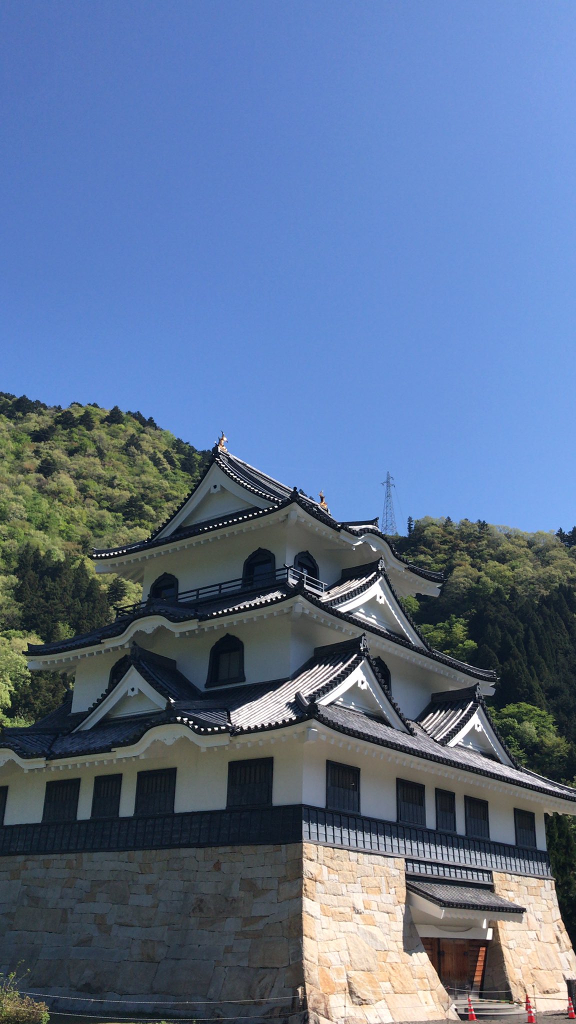 藤橋城 西美濃プラネタリウム おはようございます 快晴です 本日も徳山ダム観光放流です 放流をご覧になる場合は 藤橋城か徳山会館からのシャトルバスをご利用ください T Co K3l28kbsur Twitter