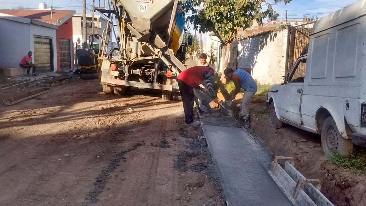 CpcRuta20's tweet photo. 🚜 Comenzó la obra de Cordón Cuneta y badenes de hormigón, en calle Ñunflo de Chávez de B° San Roque https://t.co/jTCrIJ45VW