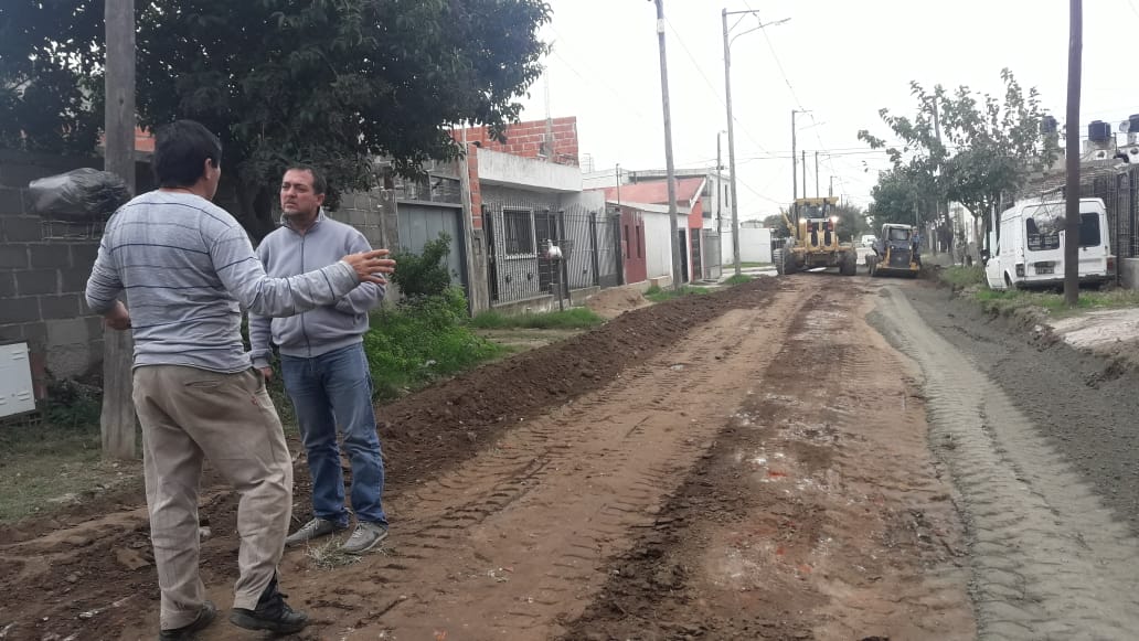 CpcRuta20's tweet photo. 🚜 Comenzó la obra de Cordón Cuneta y badenes de hormigón, en calle Ñunflo de Chávez de B° San Roque https://t.co/jTCrIJ45VW