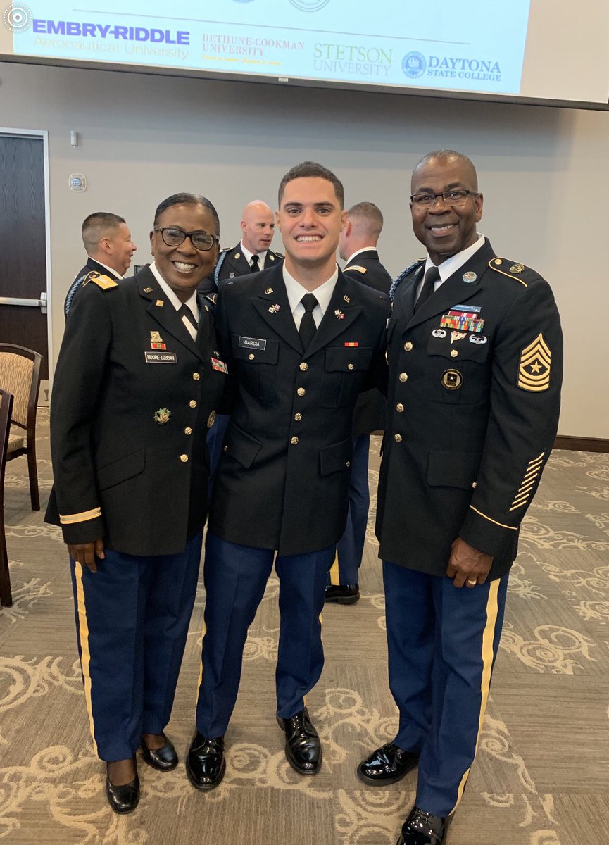 alvesta_lobban's tweet photo. #FromWolvesToEagles #ArmyStrongSecondLieutenants #LeaningForward #AlwaysUpFront #TheyGotTheirFirstSaluteFromSGMMiddleton👍🏾🇺🇸🇺🇸🇺🇸 https://t.co/tcvD2sB3Sh