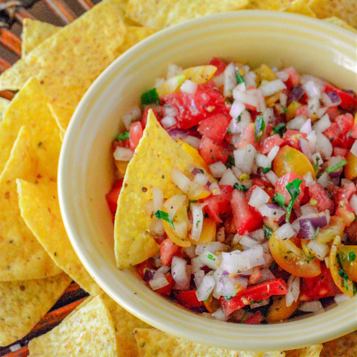 USAOnions's tweet photo. Cinco de Mayo is a great time to celebrate with onions! Salsa is a perfect place to start! #onionsmakethemeal #salsa #latinfood #cincodemayo #may5 #recipe https://t.co/9u4HBKWQLl