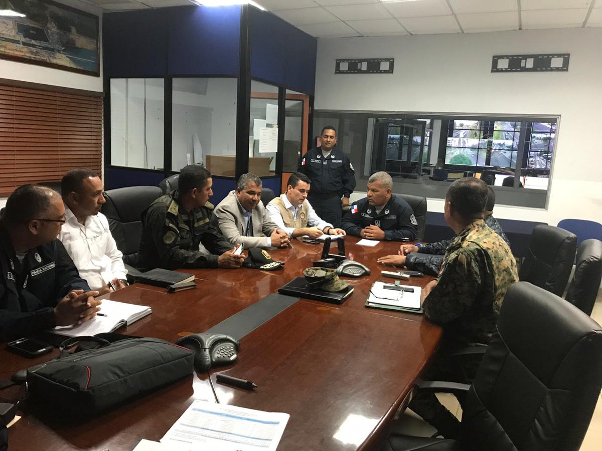 policiadepanama's tweet photo. El comisionado Gustavo Cogley, director de la #DNOP y oficiales de la Fuerza Pública, conversaron con observadores electorales y personal del @tepanama, sobre el dispositivo de seguridad para las elecciones generales que se realizarán este domingo 5 de mayo. #EleccionesPanamá https://t.co/4l8Zj6688h