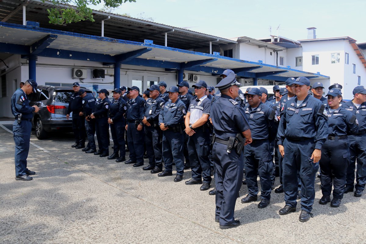 policiadepanama's tweet photo. El comisionado Gustavo Cogley, director de la #DNOP y oficiales de la Fuerza Pública, conversaron con observadores electorales y personal del @tepanama, sobre el dispositivo de seguridad para las elecciones generales que se realizarán este domingo 5 de mayo. #EleccionesPanamá https://t.co/4l8Zj6688h