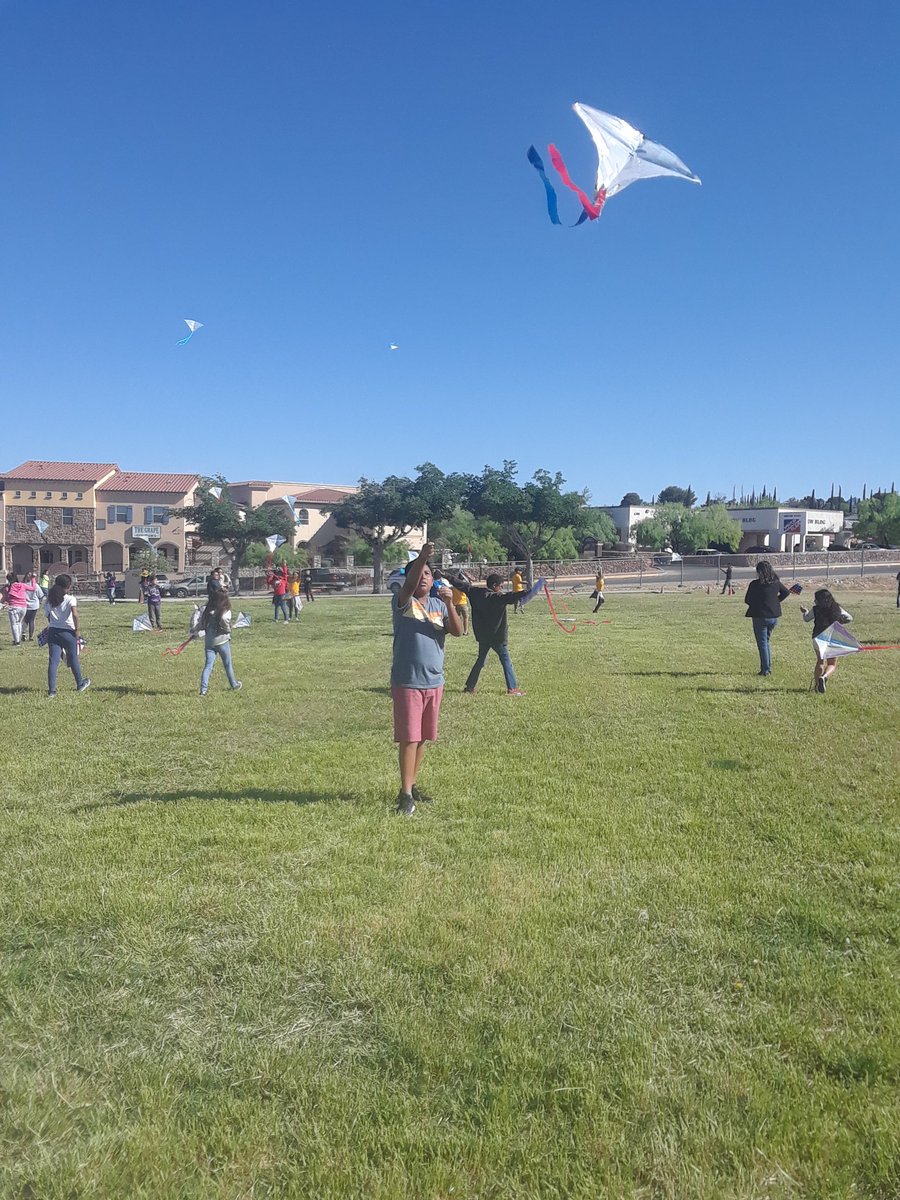 eligigirs's tweet photo. We love kite day! @RangersRivera https://t.co/Syh0ROTYWB