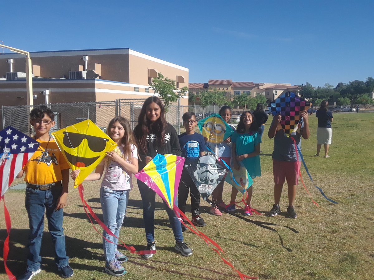 eligigirs's tweet photo. We love kite day! @RangersRivera https://t.co/Syh0ROTYWB