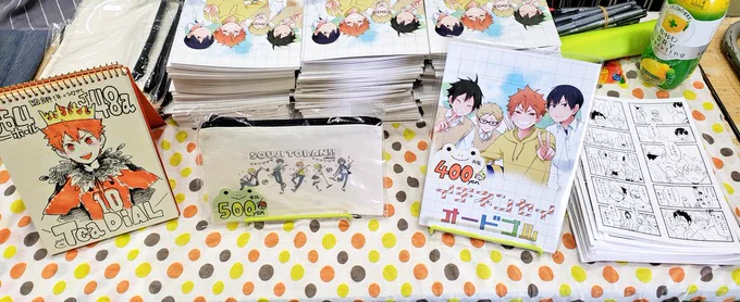 おはようございます!本日SCC西4J48aで参加してます!烏野1年本再版と委託ポーチ、ひなやちペーパー(真っ白)並べてます!よろしくお願いします! 