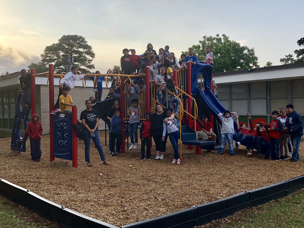 KariDierks's tweet image. Pizza 🍕 for dinner  🍽  along with recess for dessert! 😋@smithacad Midnight 🕛 School #5thgrademagic #AllSTAARstudents