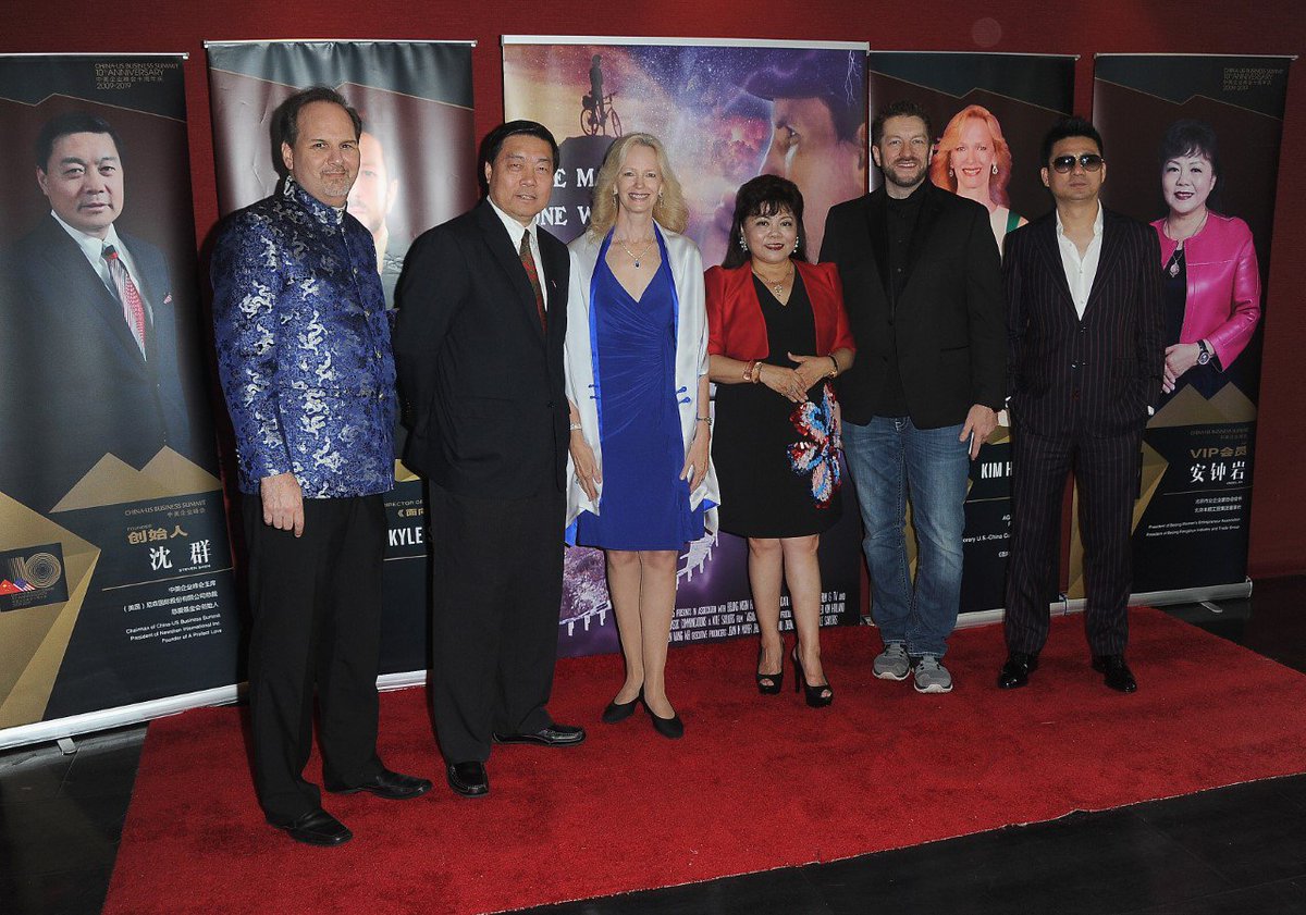 ChinaWeekLA's tweet image. DAY 2 ChinaWeek: Inspiring premiere of Against the Wall documentary. @KevinFoster4 (L) biked China's Great Wall despite being paralyzed as a boy. That's producer &amp;amp; @ChinaWeekLA executive board member Kim Holland in blue. Tix at chinaweek.la #documentary #film #China 
,
