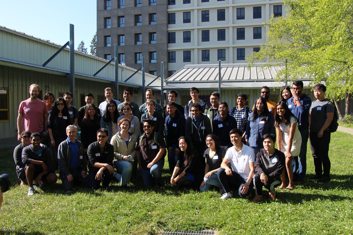 BerkeleyCDSS's tweet image. Data science majors &amp;amp; friends gearing up for graduation on a sunny Friday afternoon! #CalDataSci19