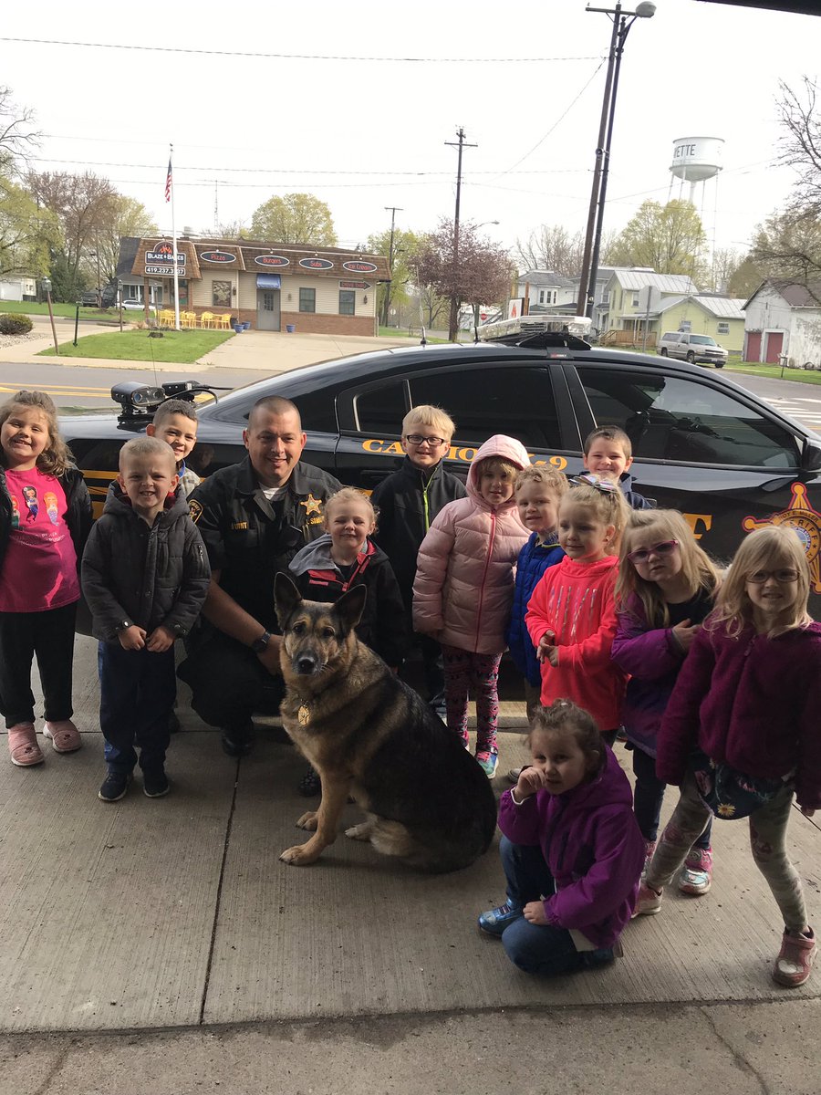 MiniEaglesPresc's tweet photo. Community Helper week has ended.. we enjoyed a walking field trip uptown.. thank you to the Fire Dept. Fulton Co. Sheriff Dept. Circle K and the Fayette grocery store! The kids loved it and the weather held out, it was beautiful! https://t.co/7puksRZF69