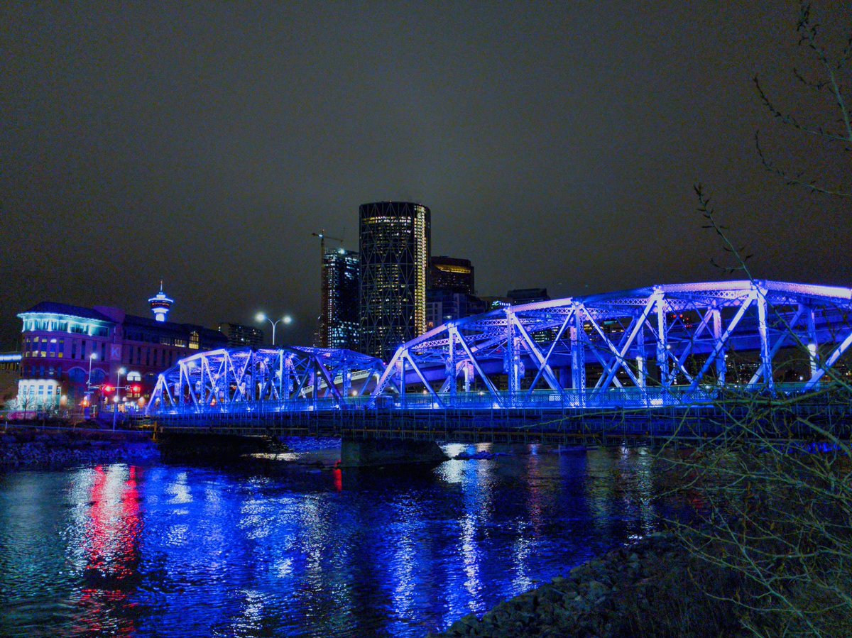 MrsRees2010's tweet photo. @nenshi @CalgaryConnect look at the bright blues and purples for Huntington Disease Awareness Month #LightItUp4HD @CureHDCalgary @TheCalgaryTower @HDAwareness https://t.co/fMTvgCftls