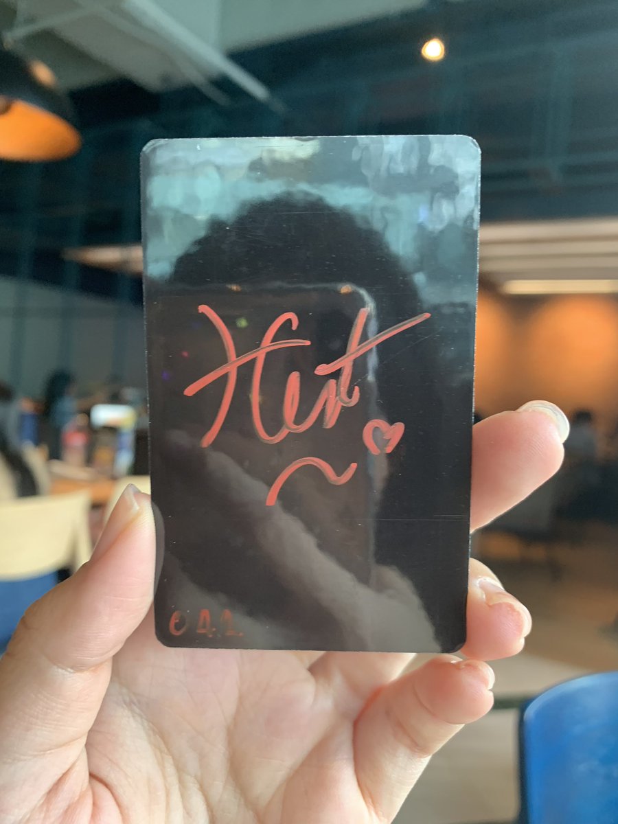 เป็นโชคของชาวร้อนในละนะฮะ ที่ได้สิ่งนี้มา พิกัด MRT สุขุมวิท ถ่ายป้ายเบิร์ดเดย์ @MisterHeartz ไม่รักได้ไงล่ะคุณคนนี้
ปล. พี่เบสเป็นคนแจกนะฮะ พี่เอกหลบอยู่ในหลุม งึก .__.