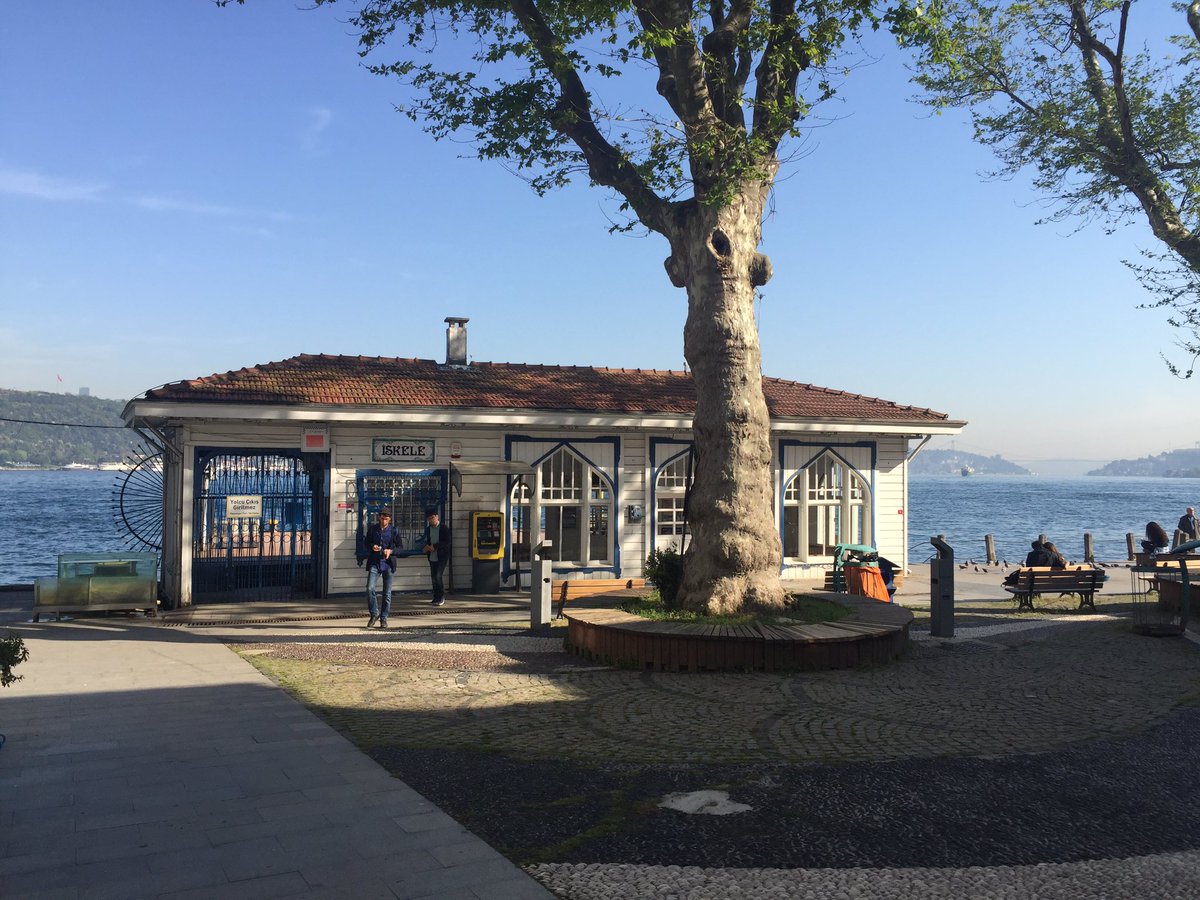 "Beylerbeyi'nin önünde Nuran birdenbire Mümtaz'ın elini tuttu: -Ben korkuyorum... dedi" 

5 Mayıs Nuran'la Mümtaz'ın büyük aşklarının başladığı tarih. Bugün Huzur romanının geçtiği bazı Boğaz semtlerini gezerek romandan bölümler paylaşacağım. 

Başlıyoruz #huzurunistanbulu