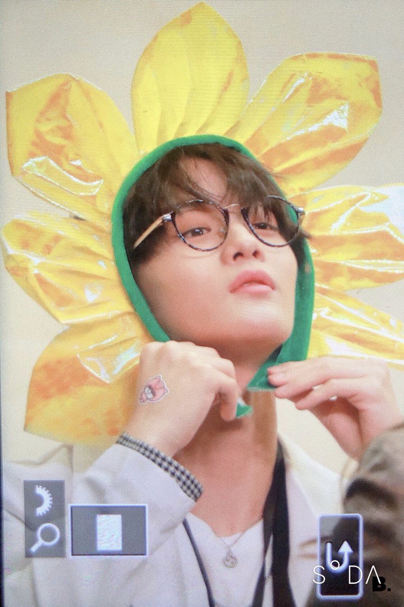 bbb_0510's tweet photo. 190504 배진영 첫 팬싸인회 #배진영
해바라기 쓰고서 이거 괜찮은거 맞냐고 묻던 ㅋㅋㅋㅋㅋㅋㅋㅋㅋㅋㅋㅋㅋㅋㅋㅋㅋㅋㅋㅋㅋㅋㅋㅋㅋㅋㅋㅋㅋㅋㅋㅋㅋㅋㅋㅋㅋㅋㅋㅋㅋㅋㅋㅋ 아 너무 괜찮고 너무 귀엽다 진영아 https://t.co/B2a2H8Q2lX