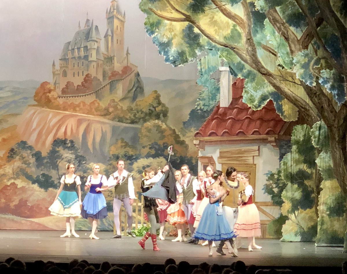 mishelkociu's tweet photo. Kënaqësi të shihja në skenë primo balerinët, shqiptarin Eris Nezha dhe të fejuarën e tij Petra Conti në rolet e Albert &amp; #Giselle. 
One of the most breathtaking ballet of all time, starring world famous first dancers couple of The Great Russian Ballet, @PetraConti_ &amp; @ErisNezha https://t.co/GzzpniUfLh