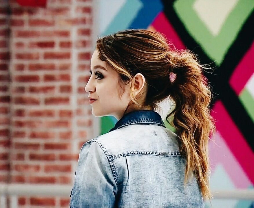Quédate con alguien como @karolseviilaof me miraba a mi 🙈😍