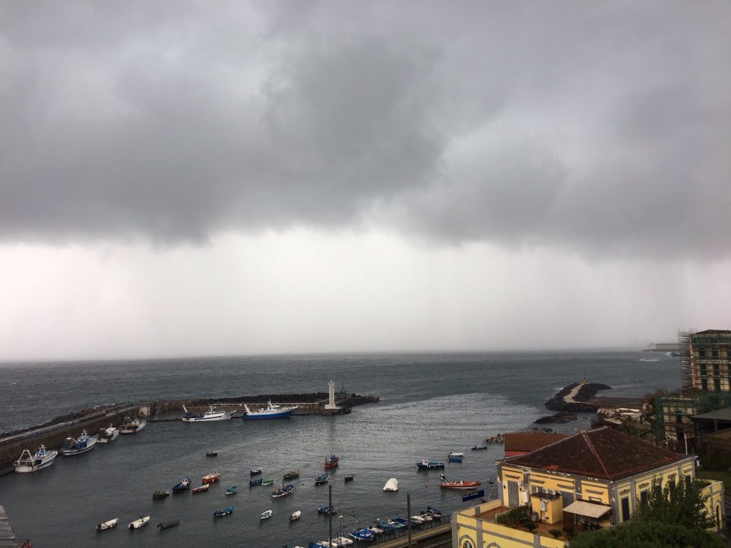 Buongiorno da #Napoli

Giornata grigia, piovosa e  'ntussecosa.
Giornata giusta per quanto e' successo ieri: 
il sole sarebbe stato stonato, sfrontato e inappropriato.

#LaCamorraéUnaMontagnaDiMerda