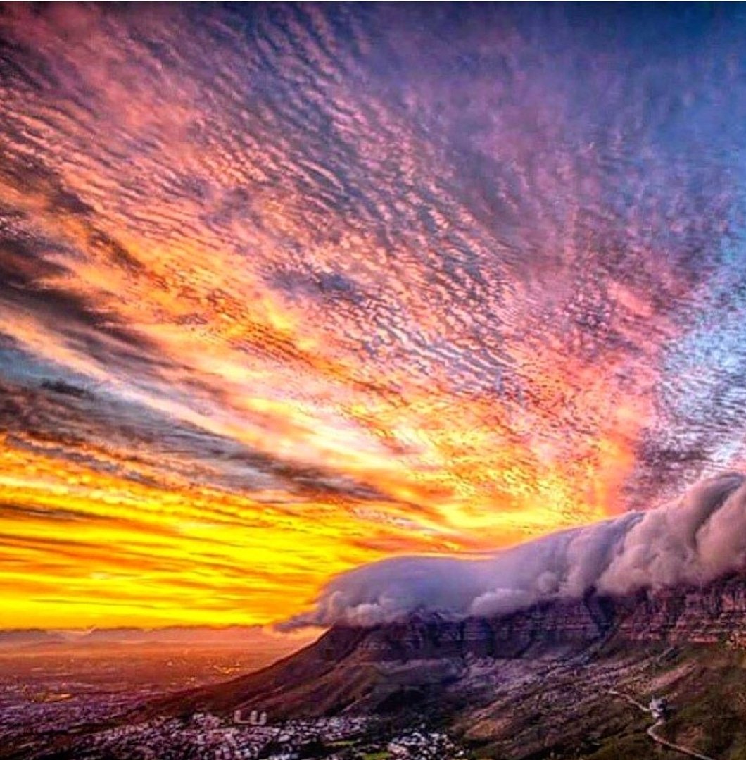 Cape Town is well known for the fire in her sky and beauty in her landscape. 

📸 @eroc8