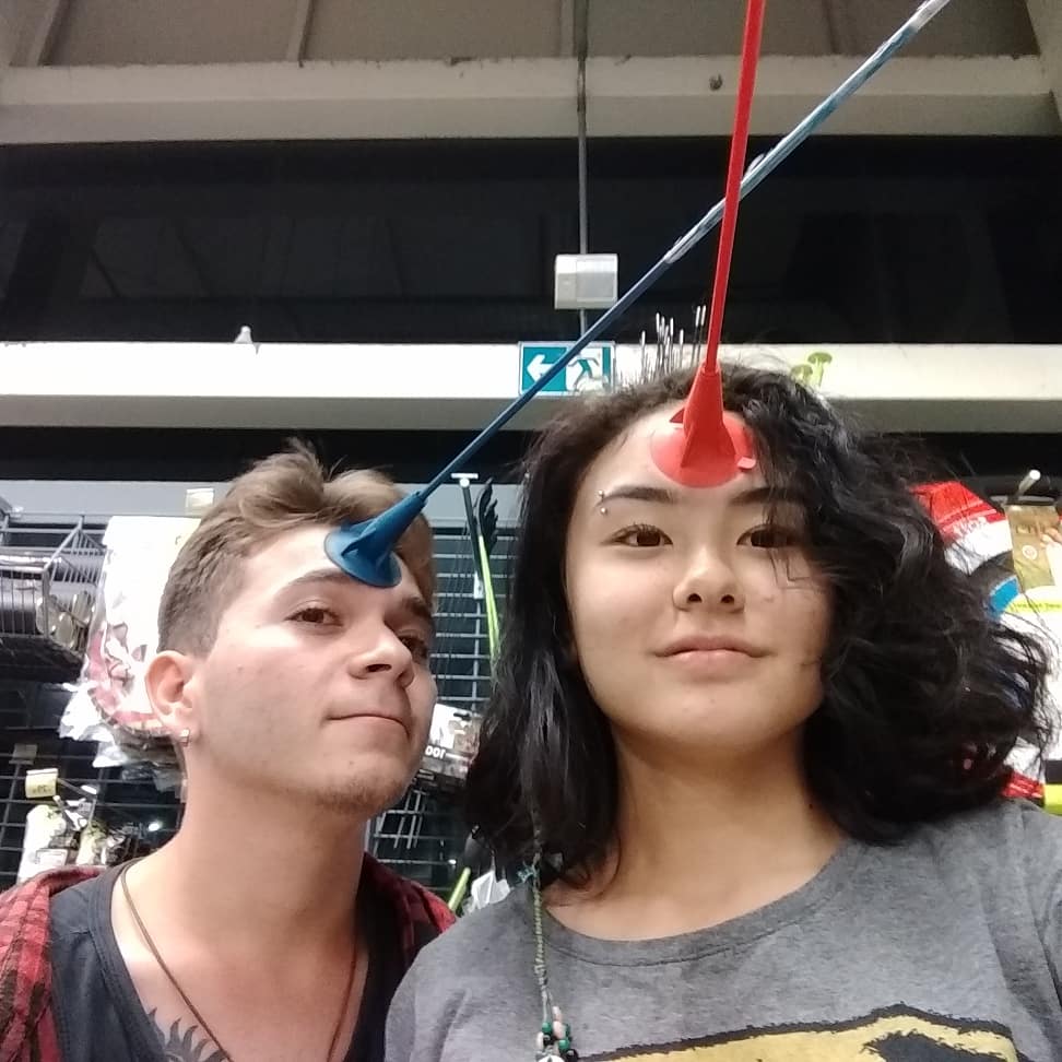 misangria's tweet photo. #turmafeirafu eu e meu amigo decidimos "brincar de unicórnio" com essas flechas e minha testa ficou roxa por uma semana https://t.co/M4JKqrB1Kb