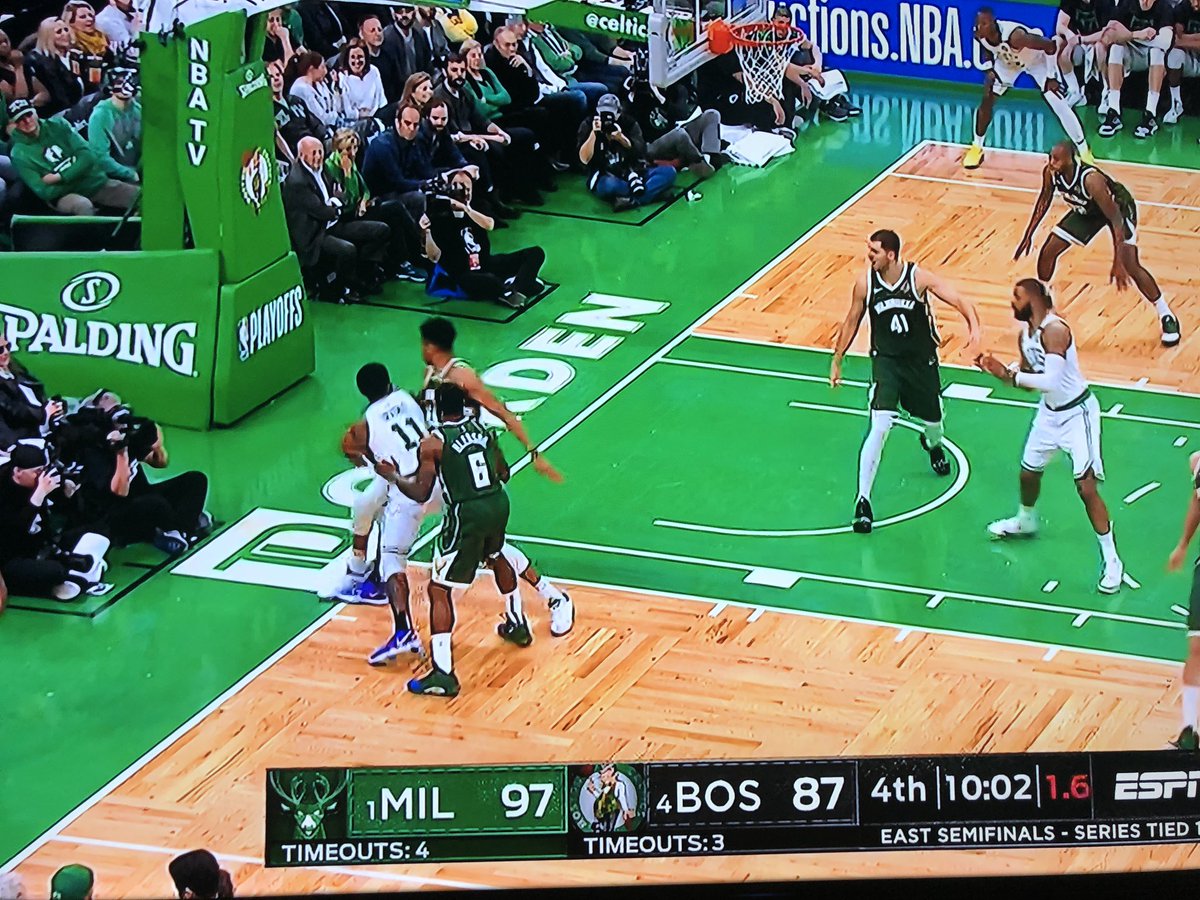 ZachHeilprin's tweet image. Guess they aren’t calling out of bounds these days?